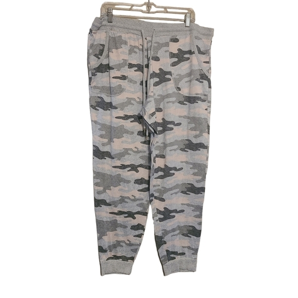 Secret Treasures | Women's Gray Camo Print Loungewear Pants Set or PJs (Size XL) - Picture 8 of 15
